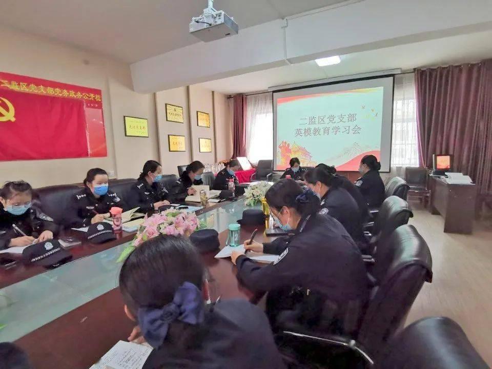 美国一架小型商用飞机紧急迫降在弗吉尼亚州高速公路